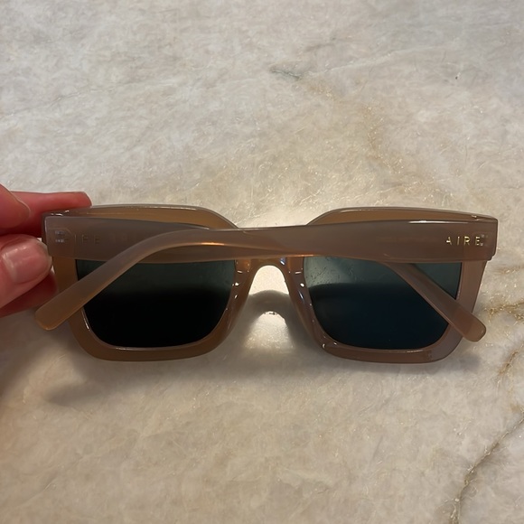 Aire Abstraction Sunglasses - Picture 5 of 8